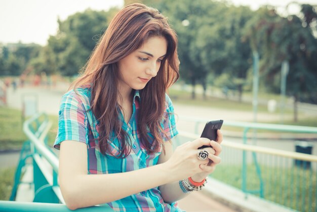 bella donna giovane hipster utilizzando smartphone