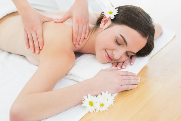 Bella donna godendo massaggio alla schiena spa