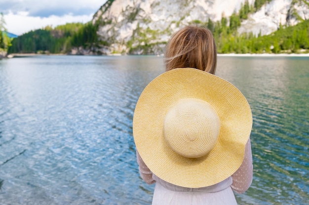 Bella donna ha una vacanza sul Lago di Braies nelle Alpi Dolomitiche