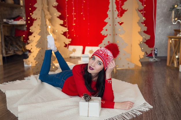 Bella donna in abiti caldi a Natale