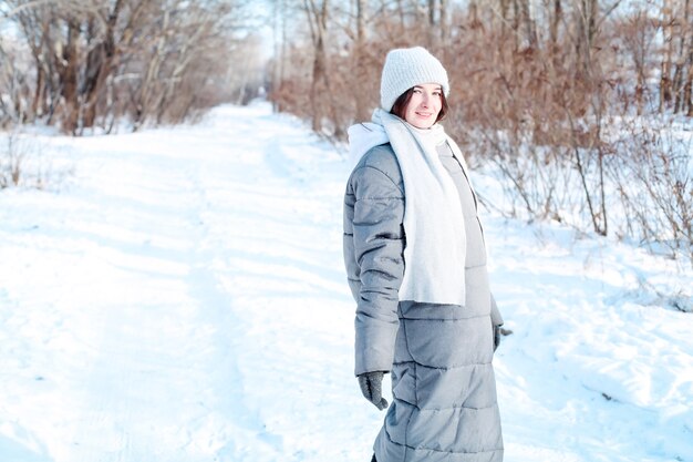 Bella donna in abiti invernali