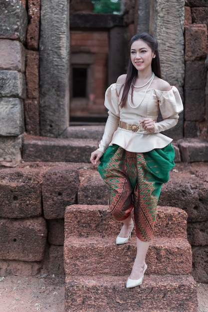 bella donna in abito tradizionale thailandese