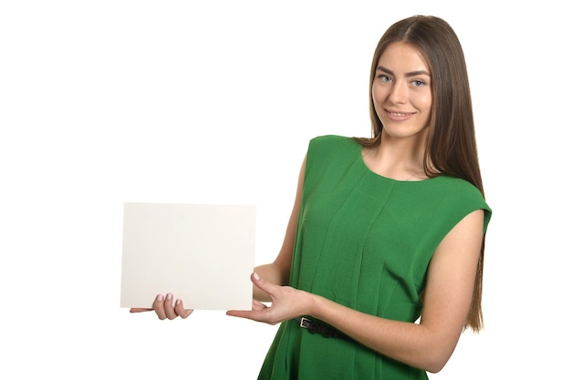 Bella donna in abito verde con bandiera bianca su sfondo bianco