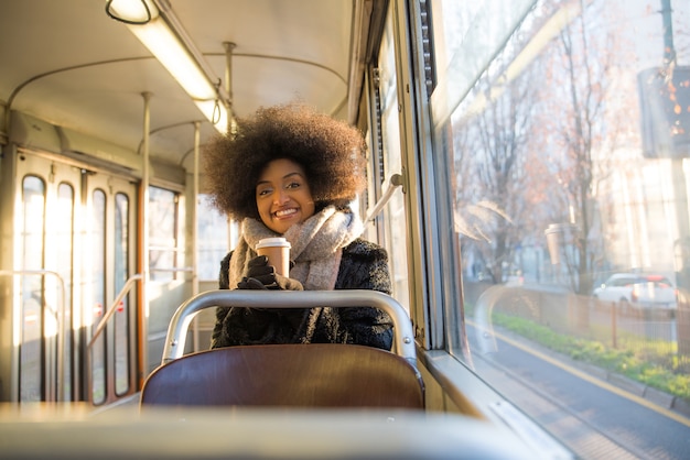 Bella donna in autobus