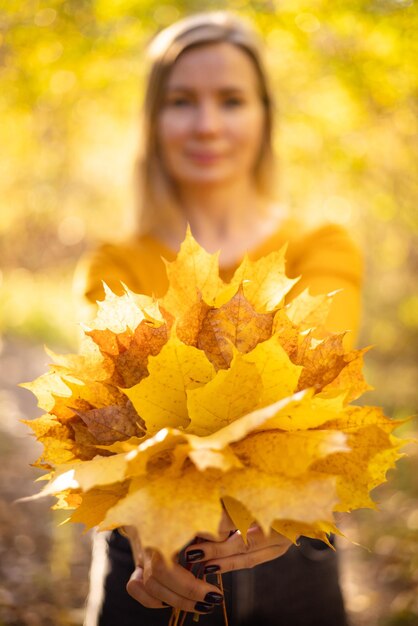 Bella donna in autunno parco felicità armonia selfcare relax e consapevolezza