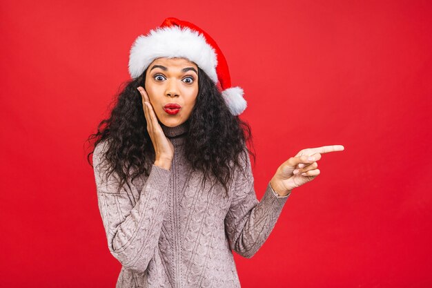 Bella donna in cappello di Babbo Natale