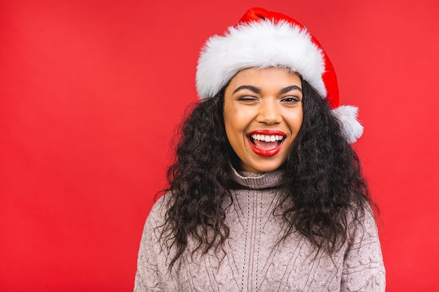 Bella donna in cappello di Babbo Natale