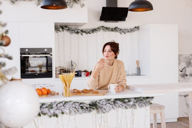 Bella donna in cucina a Natale