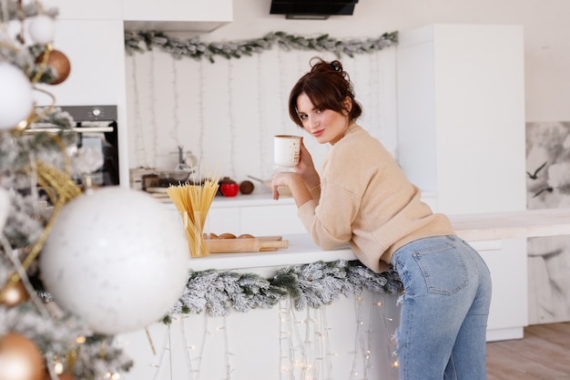 Bella donna in cucina a Natale