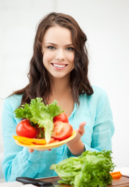 bella donna in cucina con le verdure