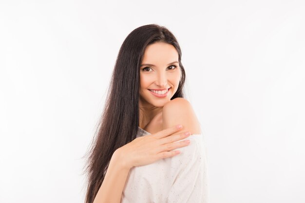 Bella donna in forma in una camicia bianca