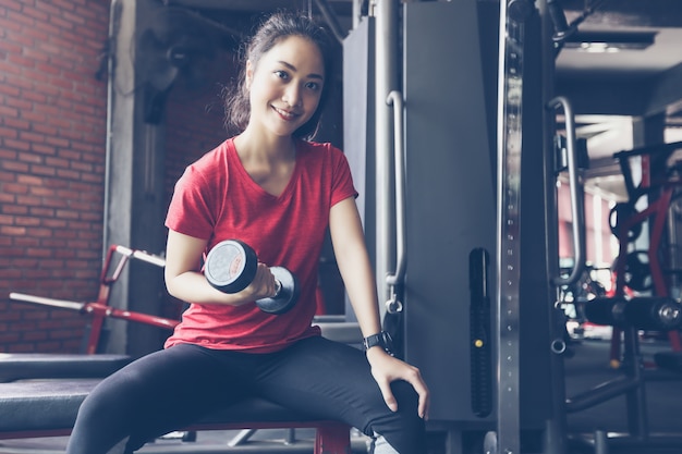 bella donna in forma muscolare che esercita la costruzione di muscoli