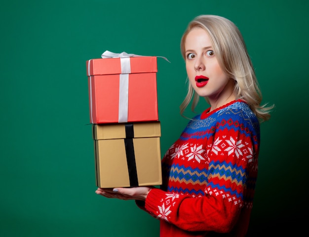 Bella donna in maglione di Natale con confezione regalo