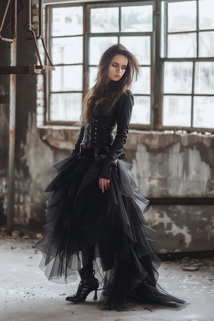 bella donna in pelle nera e gonna di tulle foto a corpo pieno nello stile steampunk