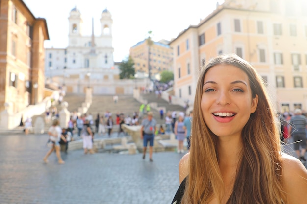 Bella donna in Piazza di Spagna a Roma