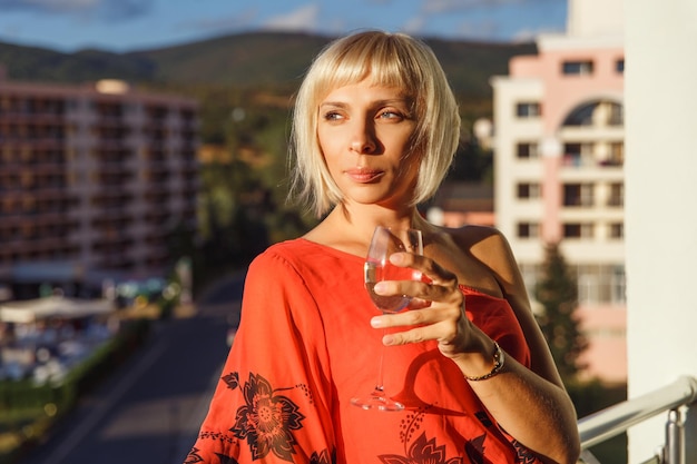 Bella donna in piedi sul balcone