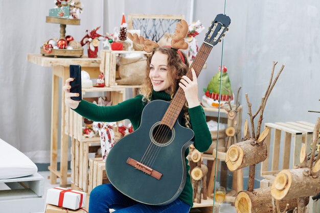 Bella donna in posa con la chitarra