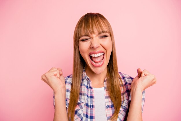 Bella donna in posa contro il muro rosa