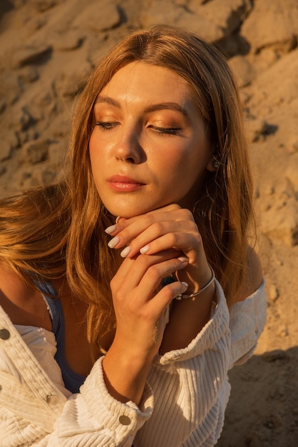 Bella donna in posa nel deserto