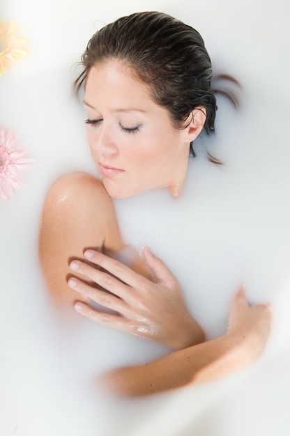 Bella donna in sauna o spa