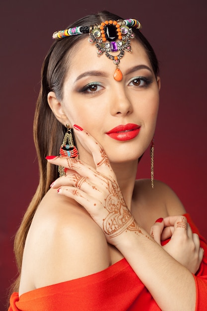 Bella donna in stile orientale con mehendi