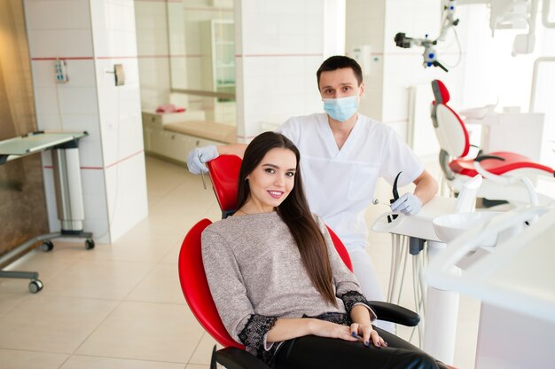 Bella donna in ufficio dal dentista