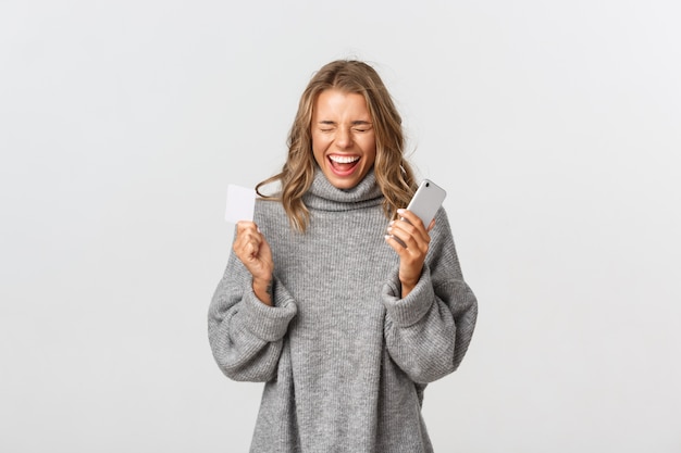 Bella donna in un maglione grigio in posa