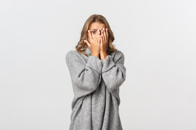 Bella donna in un maglione grigio in posa