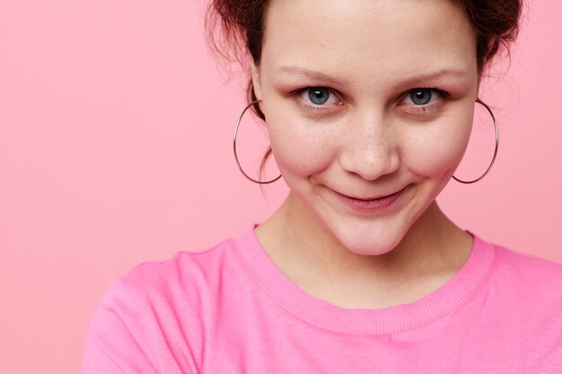 Bella donna in una maglietta rosa Moda giovanile colore rosa sfondo inalterato