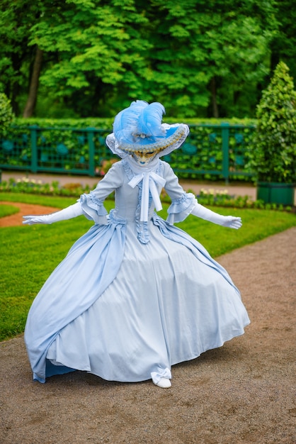 Bella donna in una maschera del carnevale veneziano