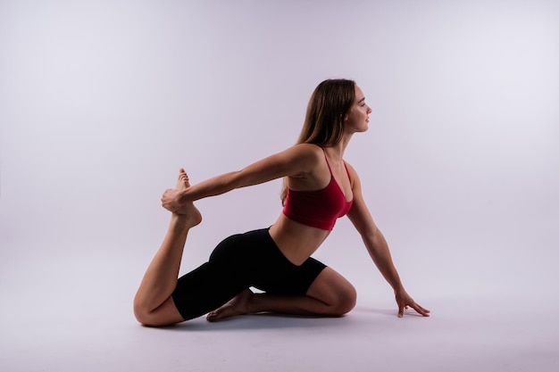 Bella donna in uno studio di yoga una donna che fa yoga una signora in top