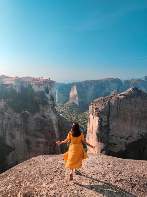 Bella donna in vestito giallo alle montagne della Tessaglia della Grecia