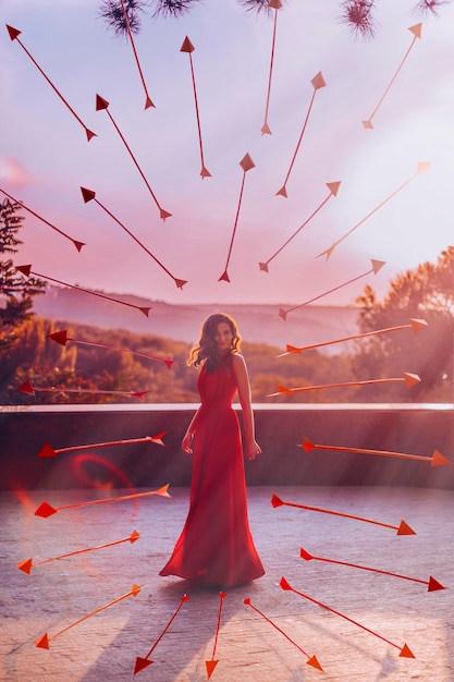 Bella donna in vestito rosso con le frecce