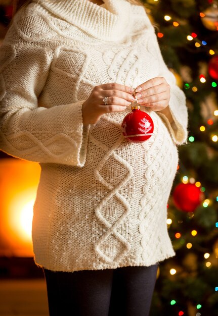 Bella donna incinta che si prepara per il Natale