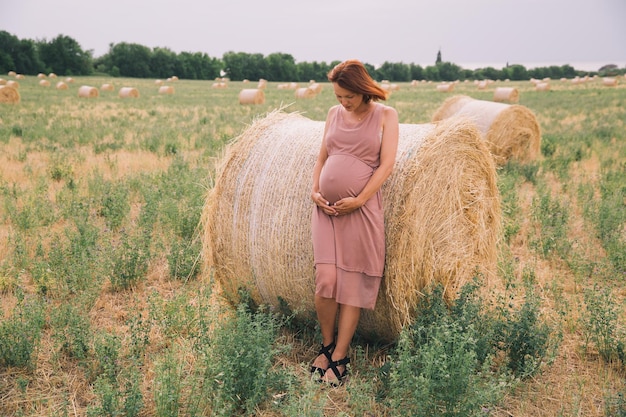 Bella donna incinta in natura all'aperto