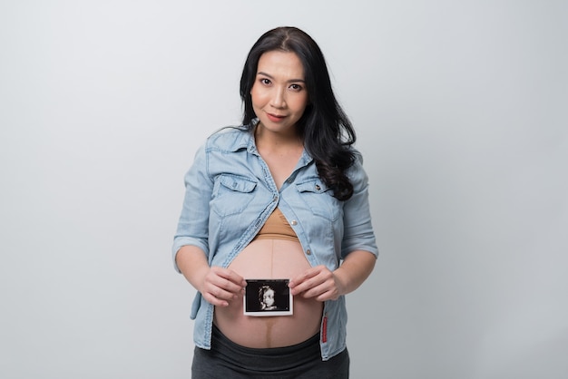 Bella donna incinta in una camicia