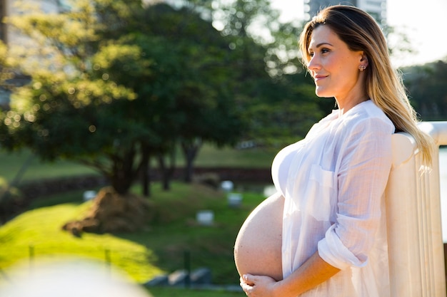 Bella donna incinta nel parco