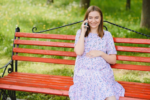 Bella donna incinta rilassante nel parco