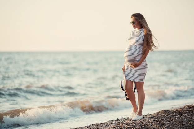 bella donna incinta vicino al mare