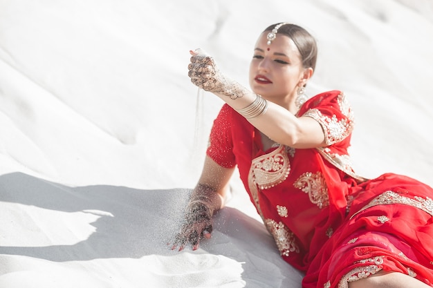 Bella donna indiana che indossa un sari