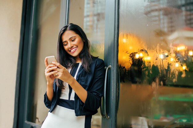 Bella donna indiana che usa il telefono