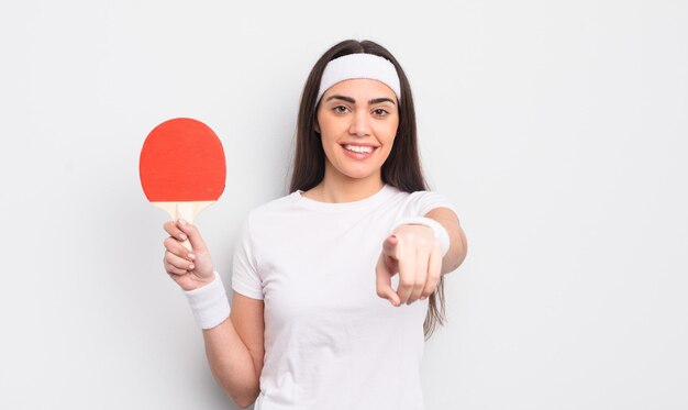 Bella donna ispanica che punta alla telecamera scegliendo il concetto di ping pong