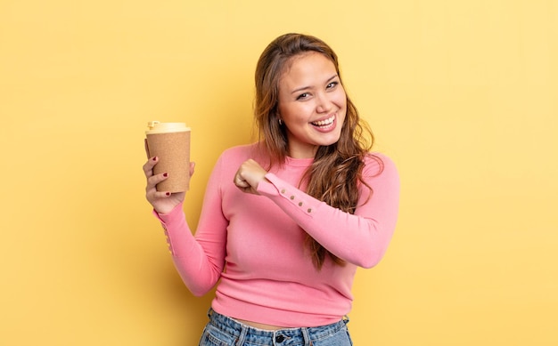 Bella donna ispanica che si sente felice e affronta una sfida o festeggia. portare via il concetto di caffè