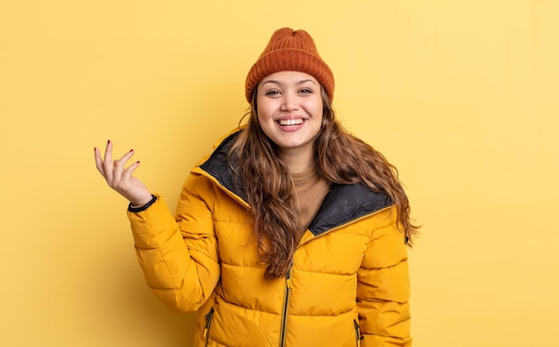 Bella donna ispanica che si sente felice, sorpresa nel realizzare una soluzione o un'idea. abiti invernali