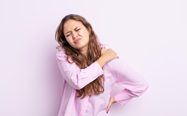 Bella donna ispanica che si sente stanca, stressata, ansiosa, frustrata e depressa, soffre di dolore alla schiena o al collo