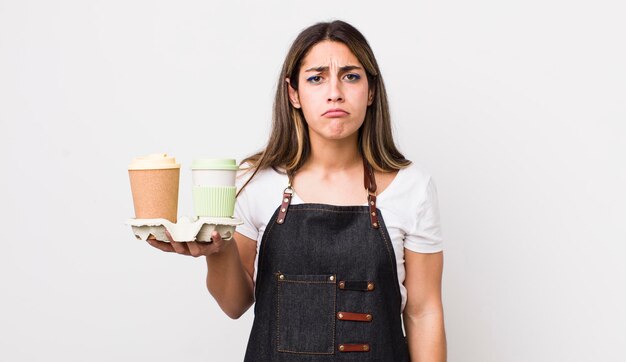 Bella donna ispanica che si sente triste e lamentosa con uno sguardo infelice e piange porta via il concetto di caffè