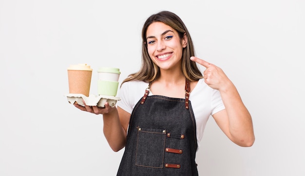 Bella donna ispanica che sorride con sicurezza indicando il proprio ampio sorriso da portare via il concetto di caffè