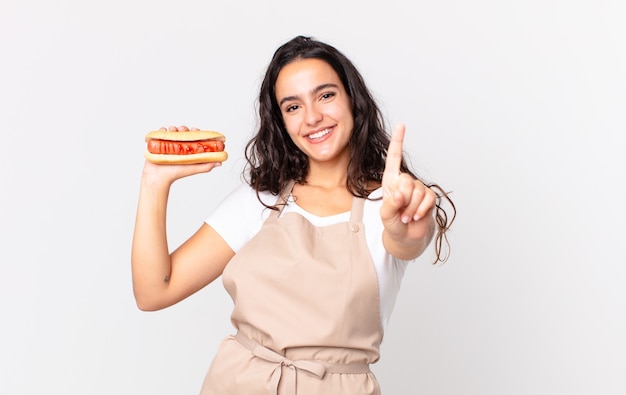 bella donna ispanica chef contro muro isolato