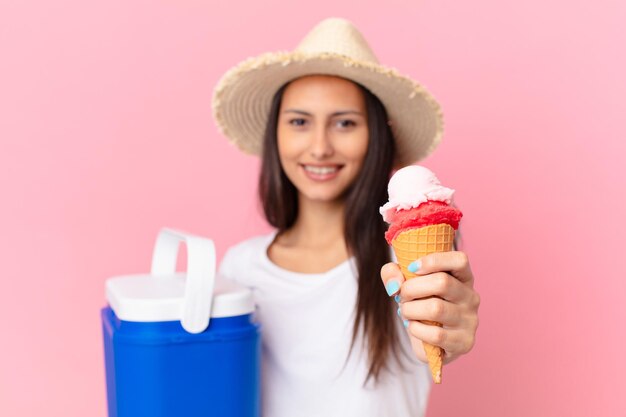 Bella donna ispanica con un congelatore portatile e un gelato