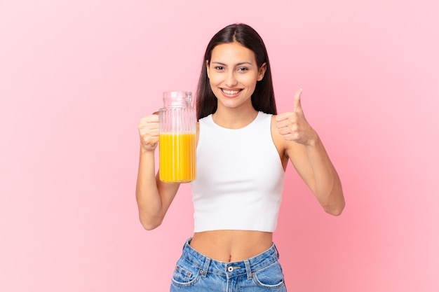 bella donna ispanica con un succo d'arancia. concetto di colazione